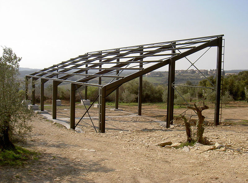 Charpente métallique bâtiment panneaux photovoltaïques