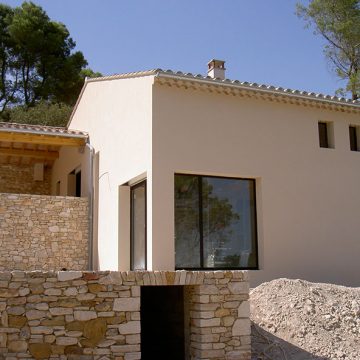 Gouttière zinc sur maison en pierre et fenêtre métal