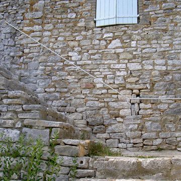 Main courante escalier extérieur sur mur en pierre