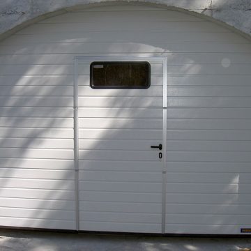 Porte sectionnelle de garage avec portillon en alu