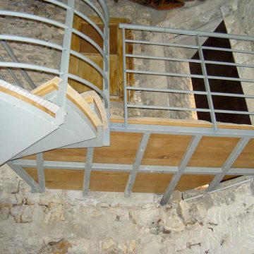 Escalier hélicoïdal avec passerelle palier en fer