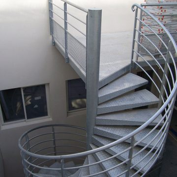 Escalier colimaçon métallique galvanisé 2ème étage extérieur