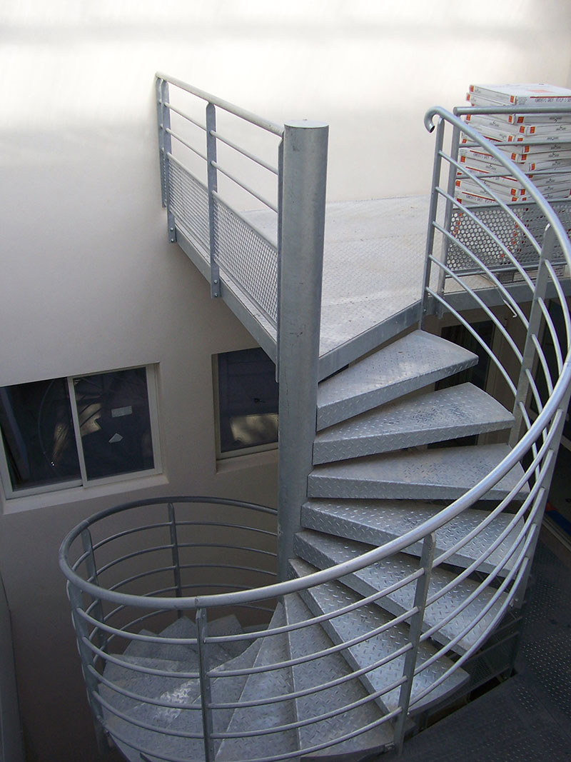 Escalier colimaçon métallique galvanisé 2ème étage extérieur