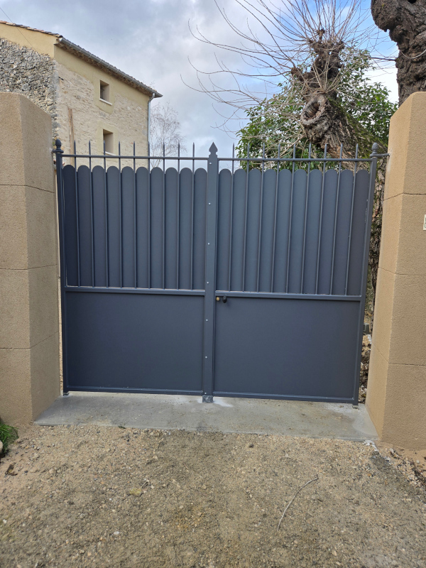 goudargues-portail-metallique-tole