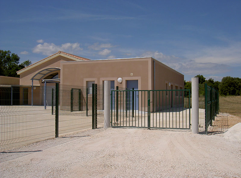 Clôture école avec grilles panneaux rigides et portail d'accès
