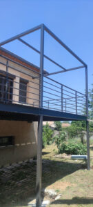Terrasse suspendue, sur pilotis, Vénéjan