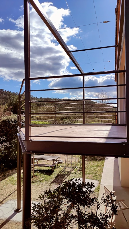 Terrasse sur pilotis, Goudargues